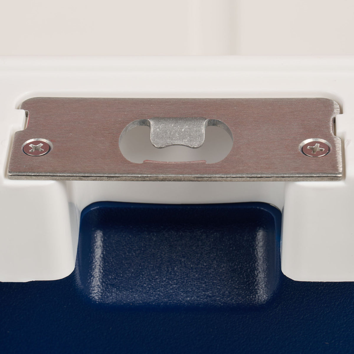 trailmate-75-qt-roller-cooler-z9 00035111-BO.jpg